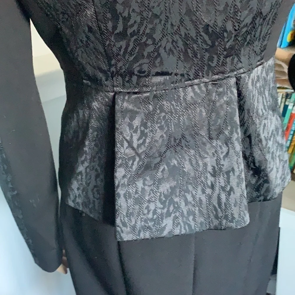 Tahari moto black blazer jacket textured animal print sz 4 zipper classic‎